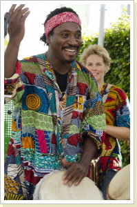 Bandleader Meistertrommler Tonton aus Guinea