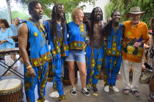 Bob Ley mit Gruppe zum Abschluss des supersch&ouml;nen Afrika-Festivals