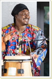 Tonton, Meistertrommler aus Guinea und Leiter der künstlericher Leiter Tonton, Meistertrommler aus Guinea und Leiter der künstlericher Leiter